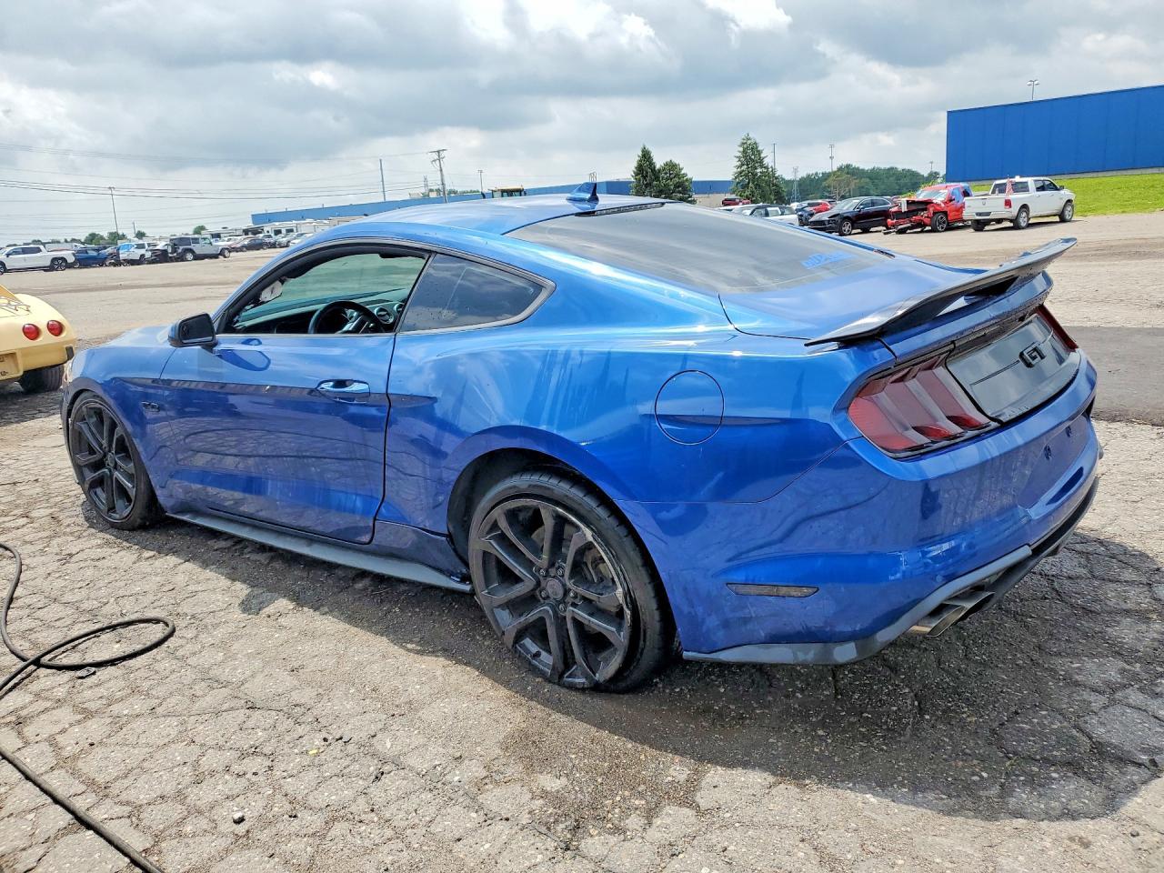 2022 Ford Mustang Gt - zdjęcie 2