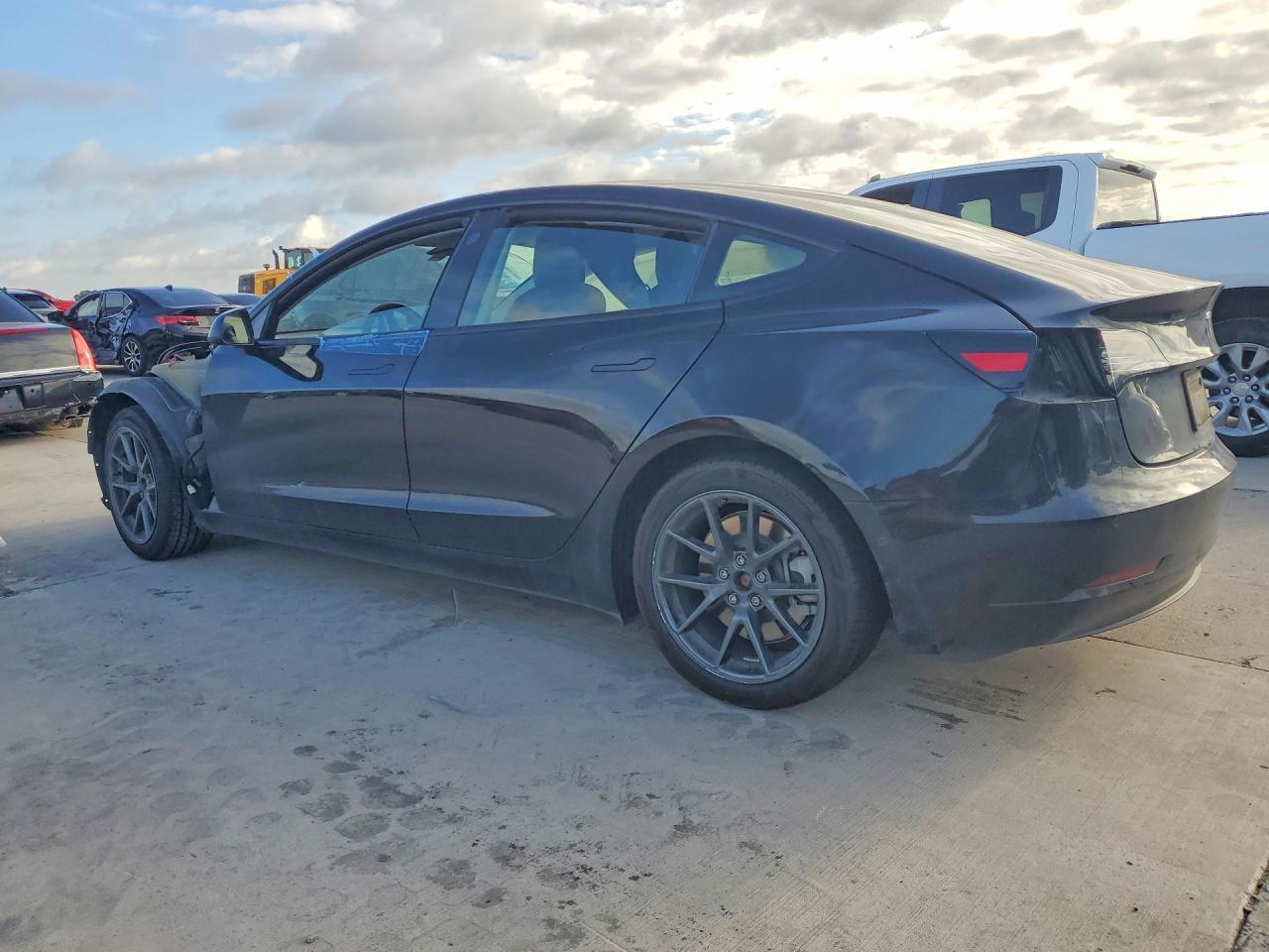 2021 Tesla Model 3 - zdjęcie 2