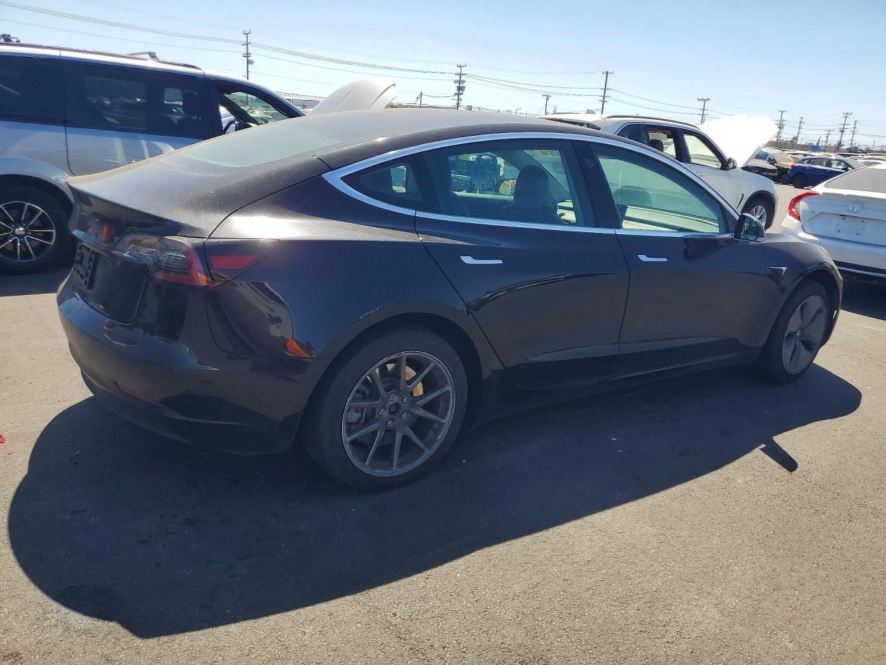 2019 Tesla Model 3 - zdjęcie 3