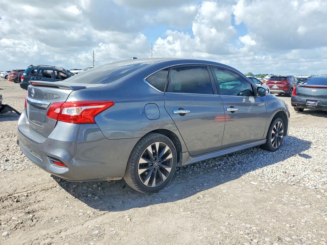 2019 Nissan Sentra Sr - zdjęcie 3
