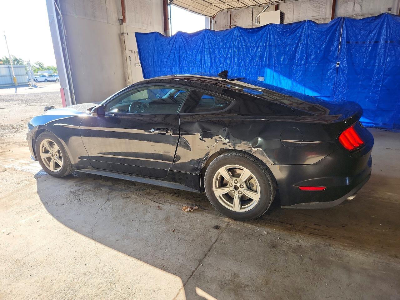 2021 Ford Mustang - zdjęcie 2
