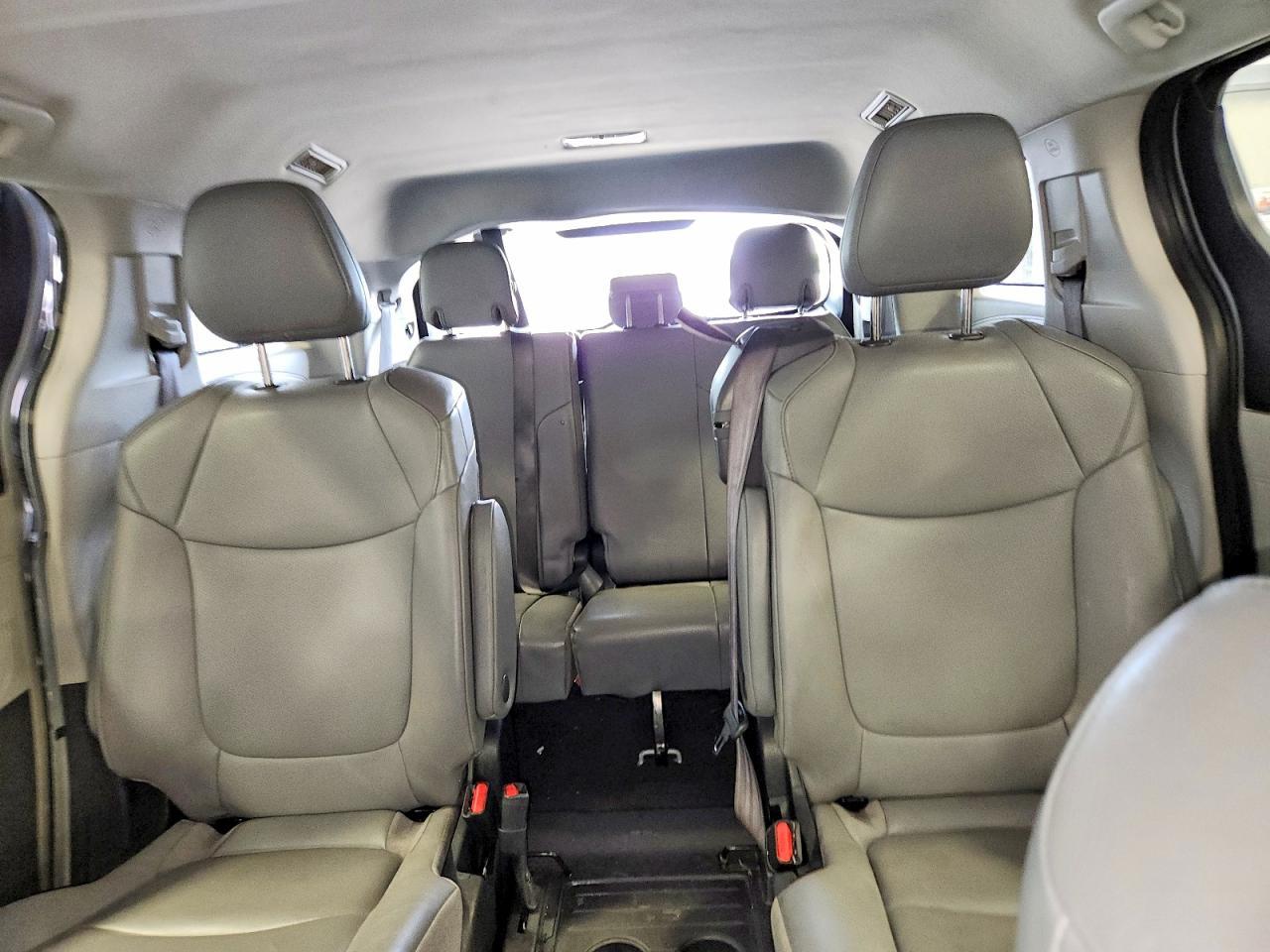 2022 Toyota Sienna Xle - zdjęcie 10