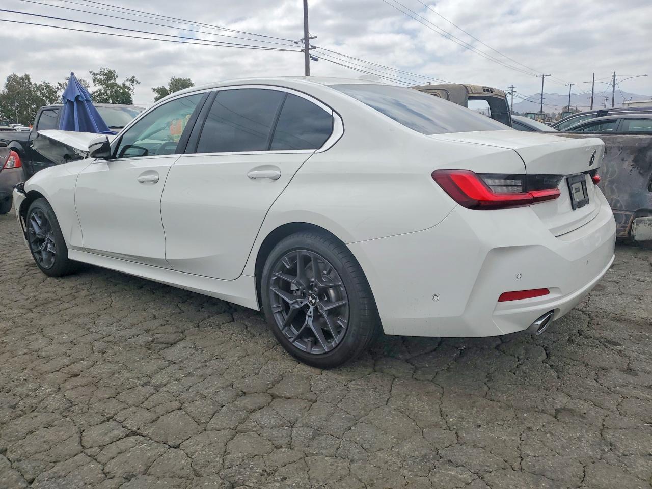 2025 BMW 330I - zdjęcie 2