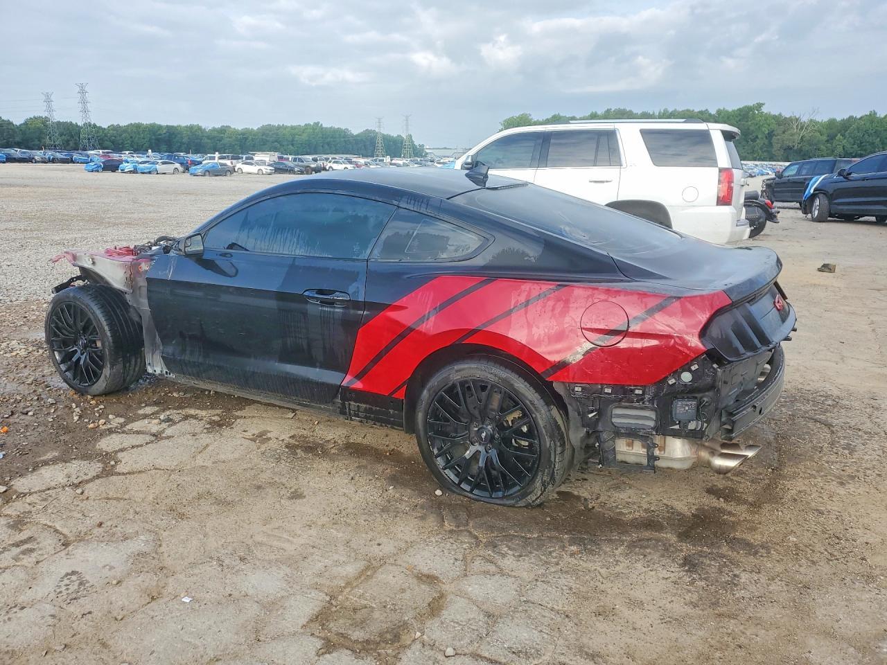 Ford Mustang - zdjęcie 2
