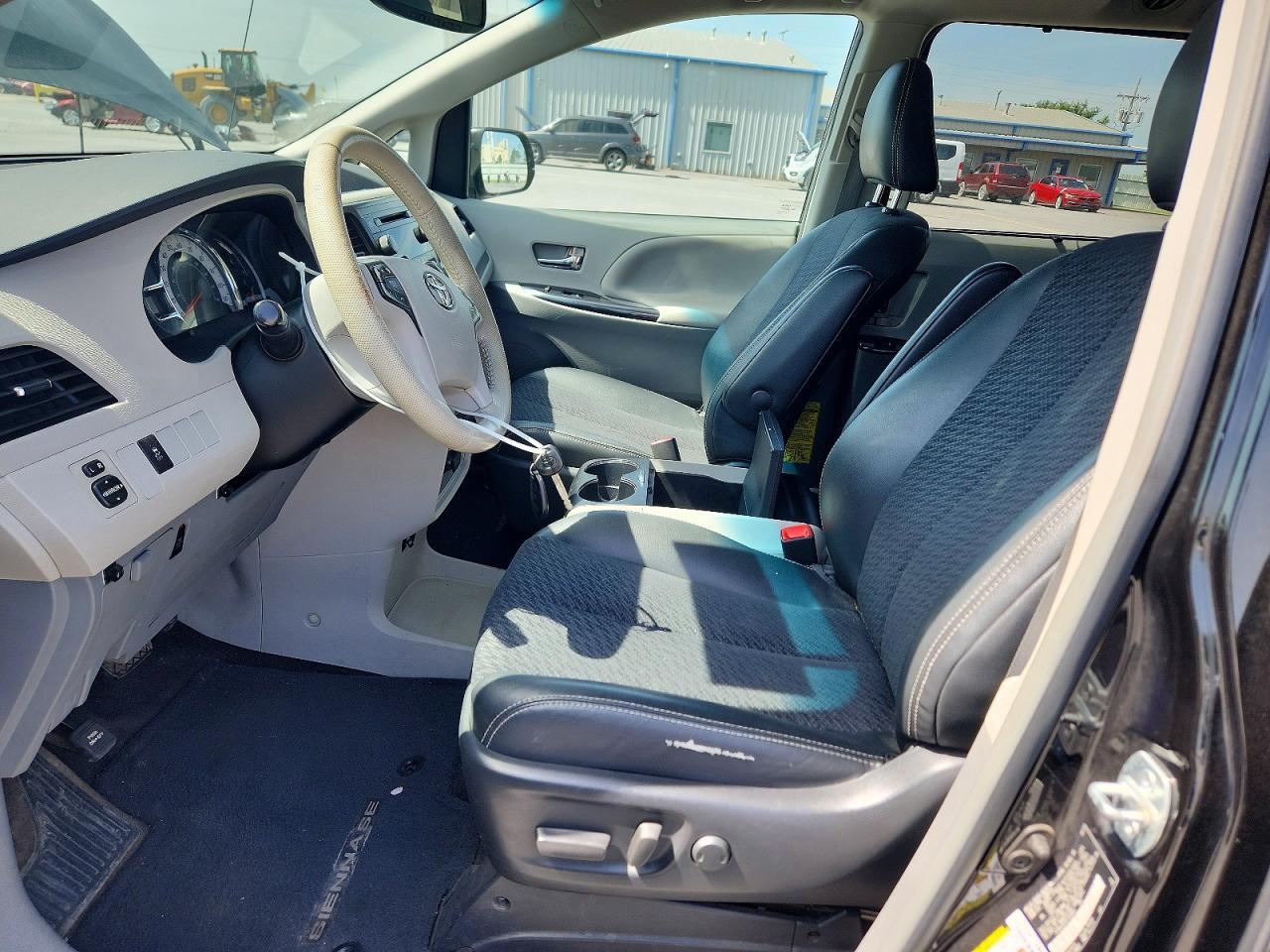2014 Toyota Sienna Sport - zdjęcie 7