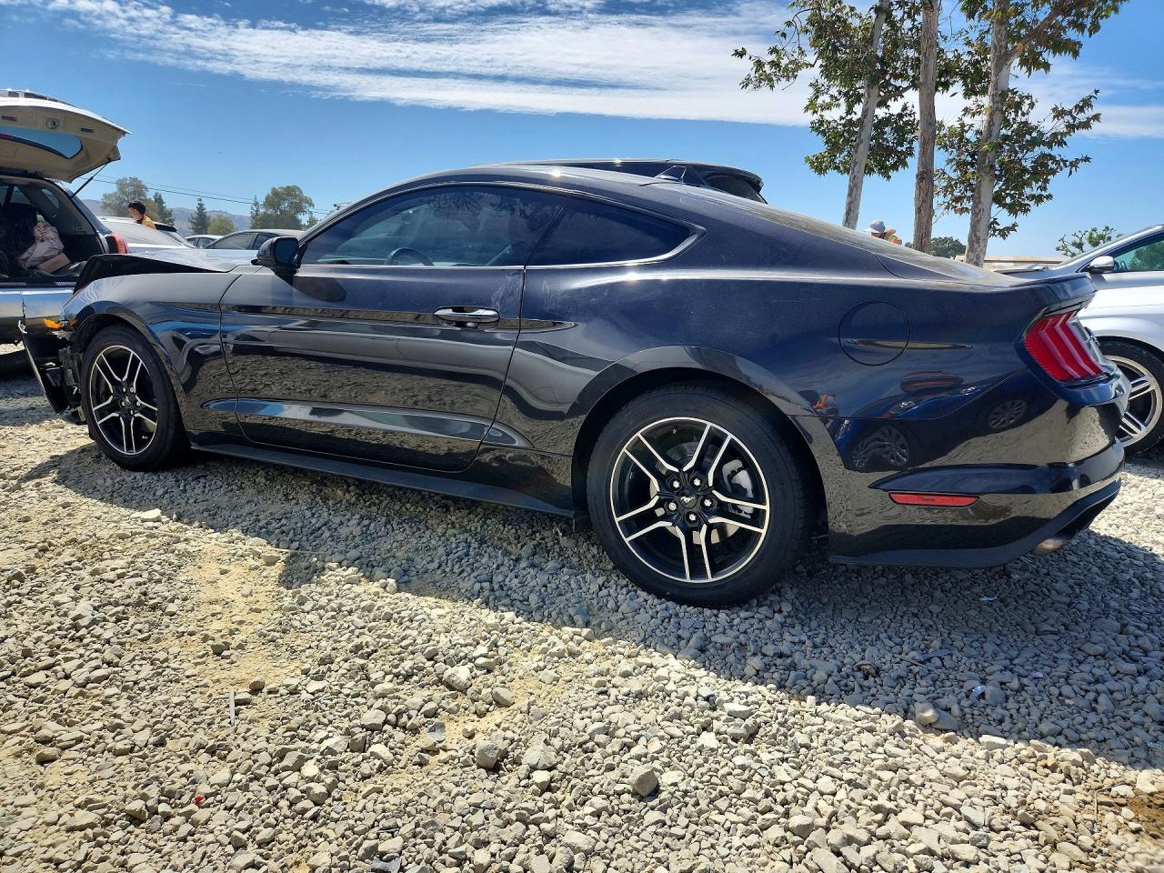 2022 Ford Mustang - zdjęcie 2