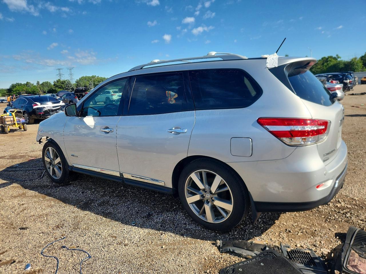 2014 Nissan Pathfinder Hybrid Sv - zdjęcie 2