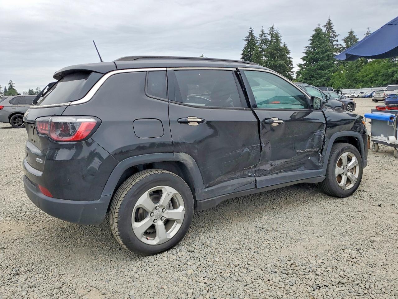 2021 Jeep Compass Latitude - zdjęcie 3