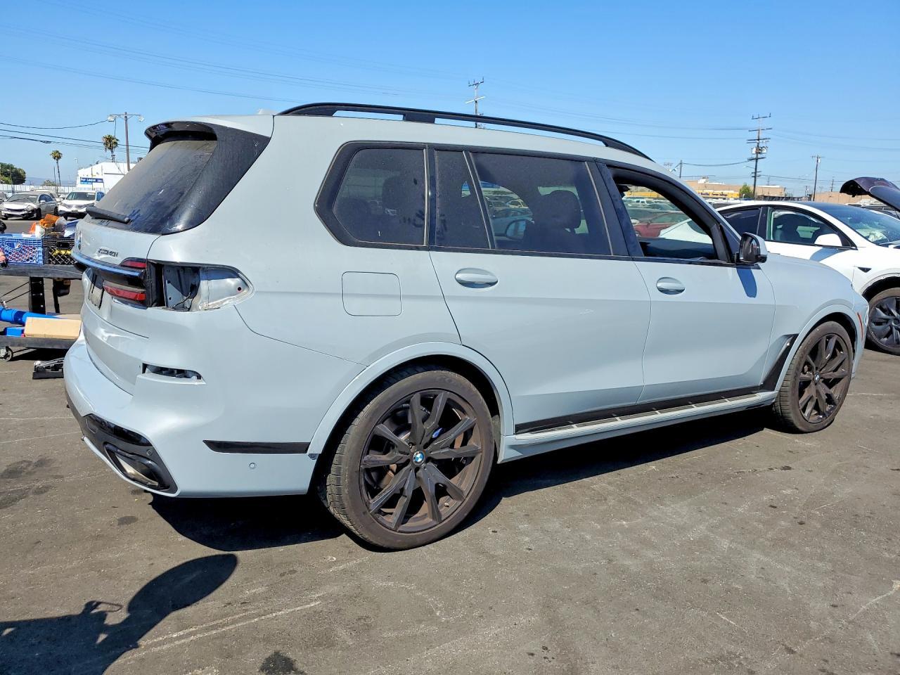 2023 BMW X7 xDrive40I - zdjęcie 3