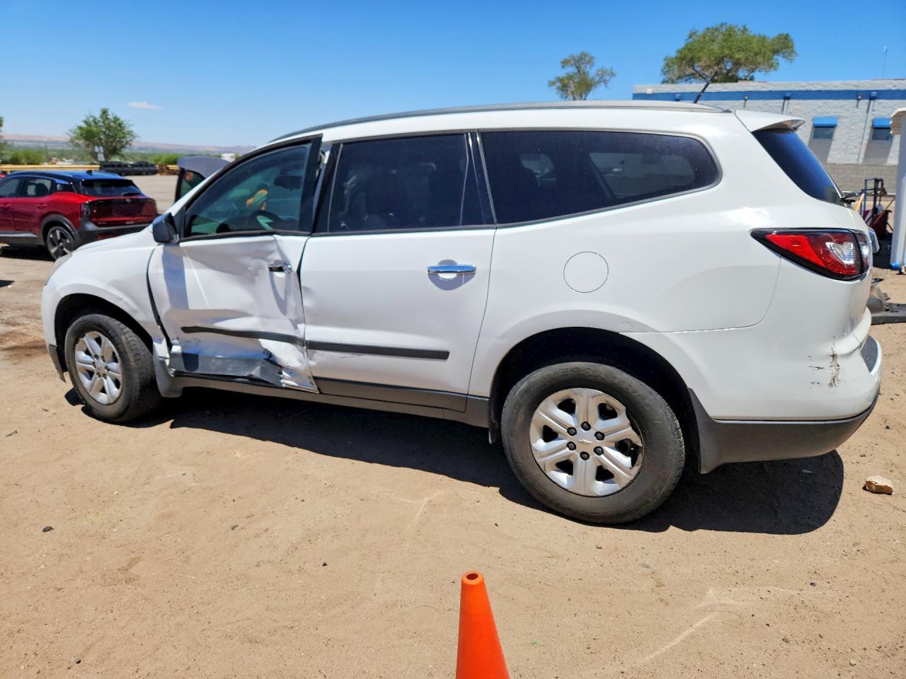 2017 Chevrolet Traverse Ls - zdjęcie 2