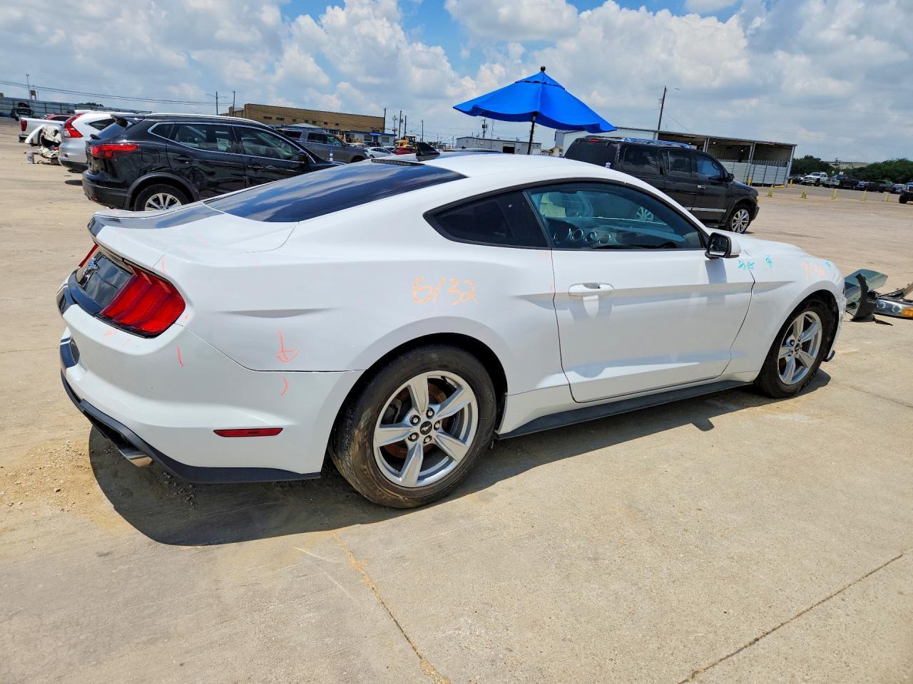 2022 Ford Mustang - zdjęcie 3
