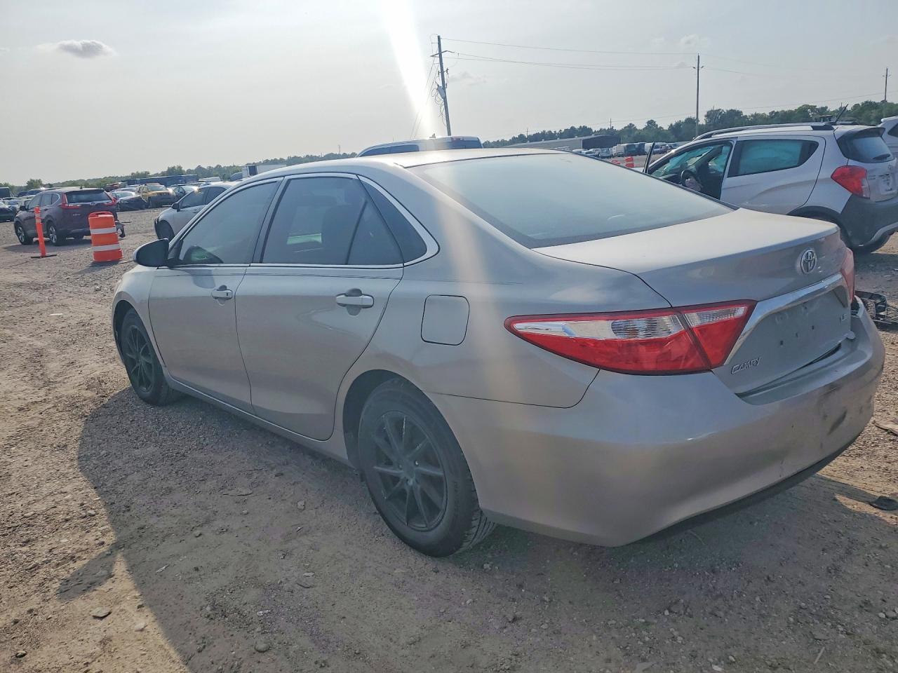 2015 Toyota Camry Le - zdjęcie 2