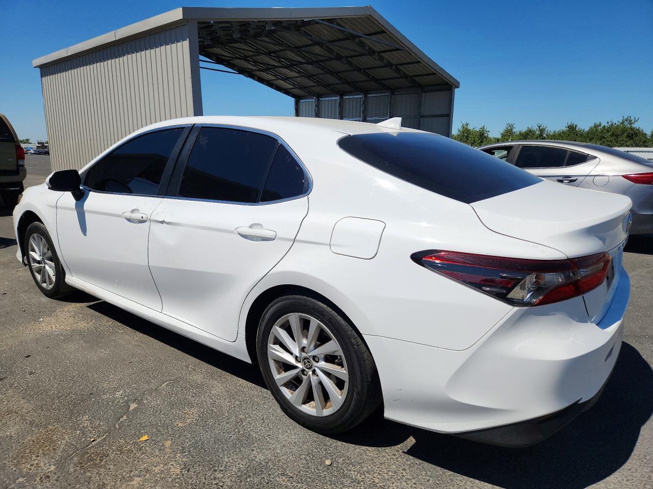 2022 Toyota Camry Le - zdjęcie 2