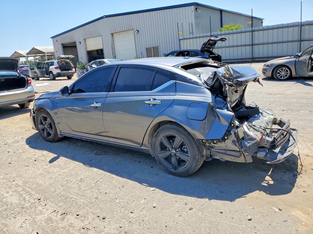 2021 Nissan Altima Sl - zdjęcie 2