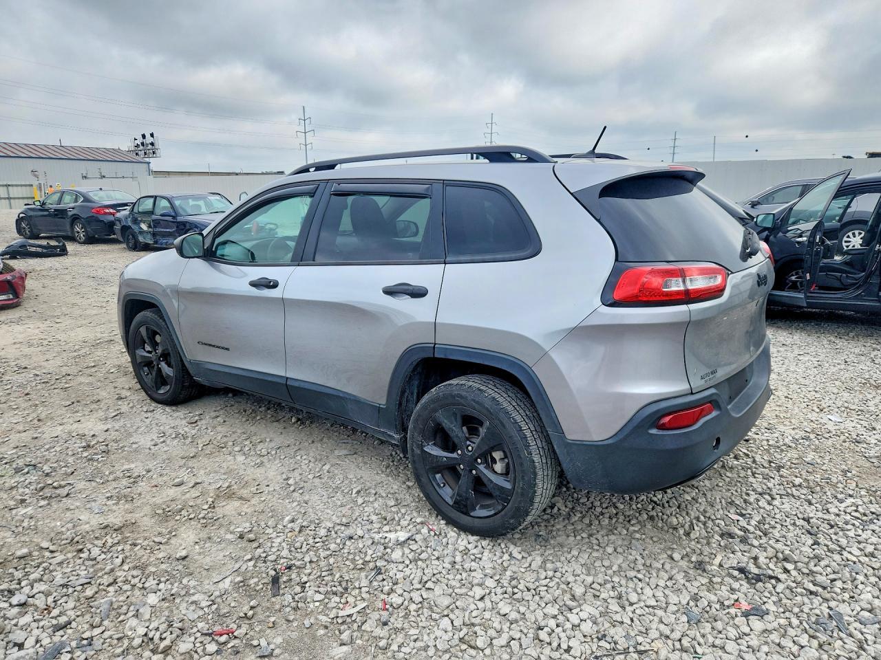 2016 Jeep Cherokee Sport - zdjęcie 2
