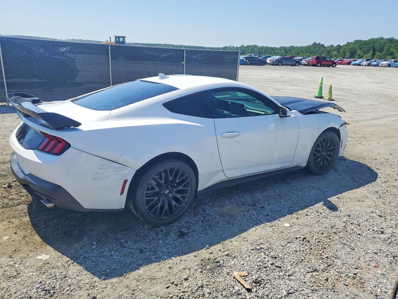 2024 Ford Mustang - zdjęcie 3