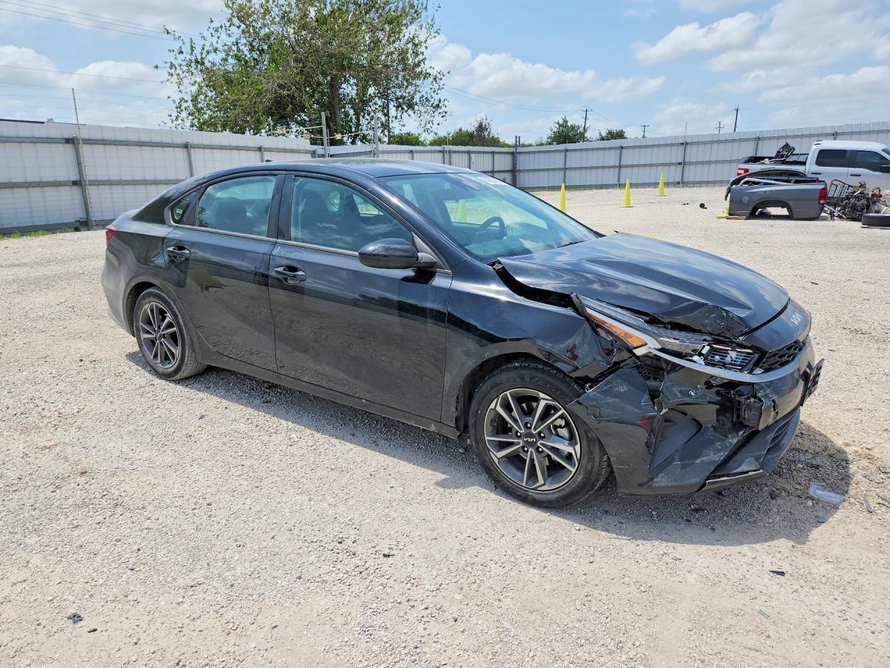 2023 Kia Forte Lxs - zdjęcie 4