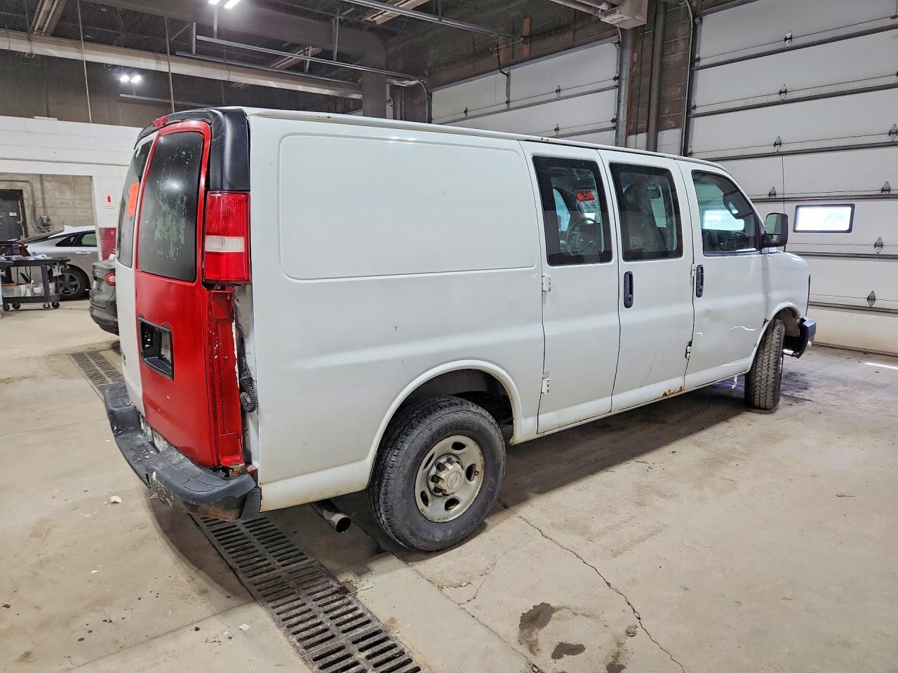 2016 Chevrolet 2500 Expre - zdjęcie 3