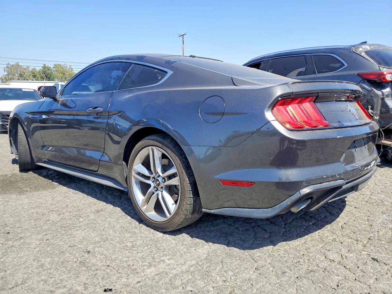 2020 Ford Mustang - zdjęcie 2