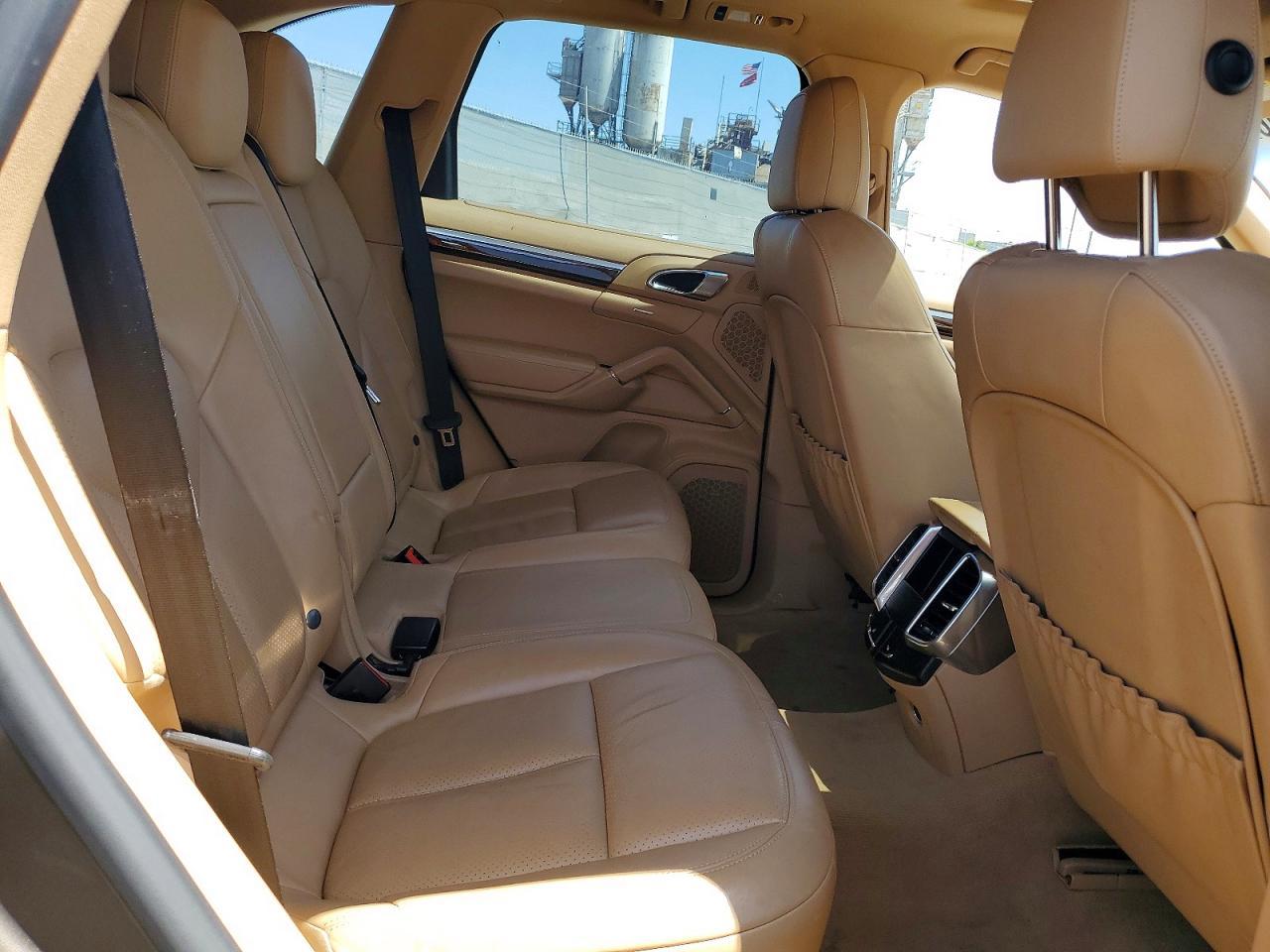 2014 Porsche Cayenne - zdjęcie 11