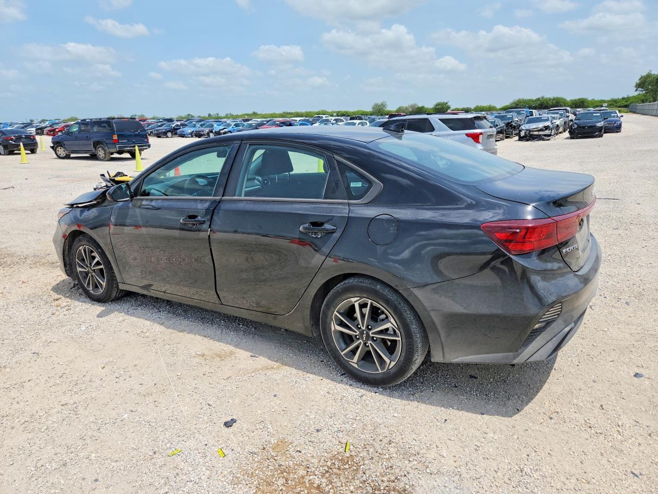2023 Kia Forte Lxs - zdjęcie 2