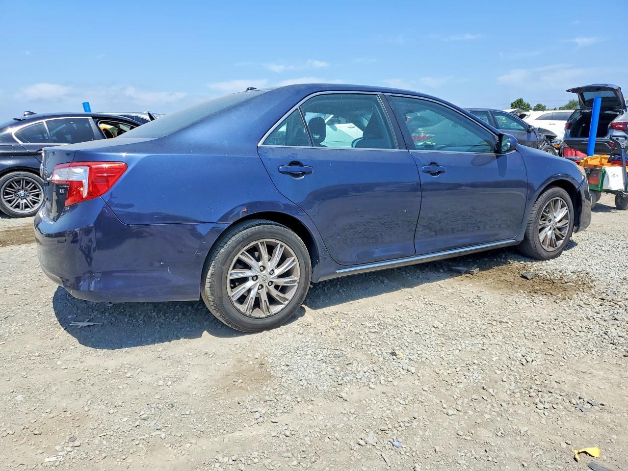2014 Toyota Camry Le - zdjęcie 3