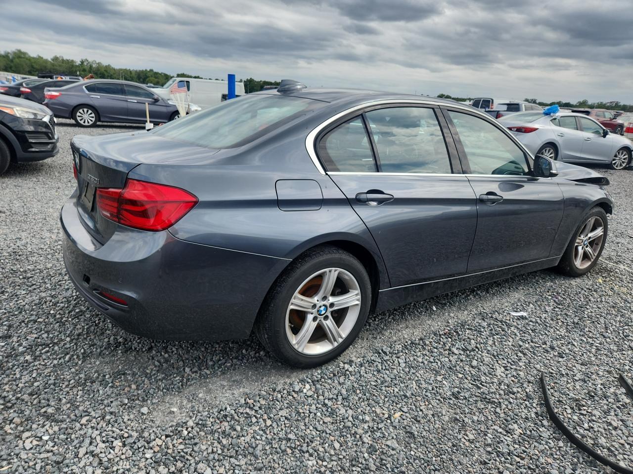 2017 BMW 330 Xi - zdjęcie 3