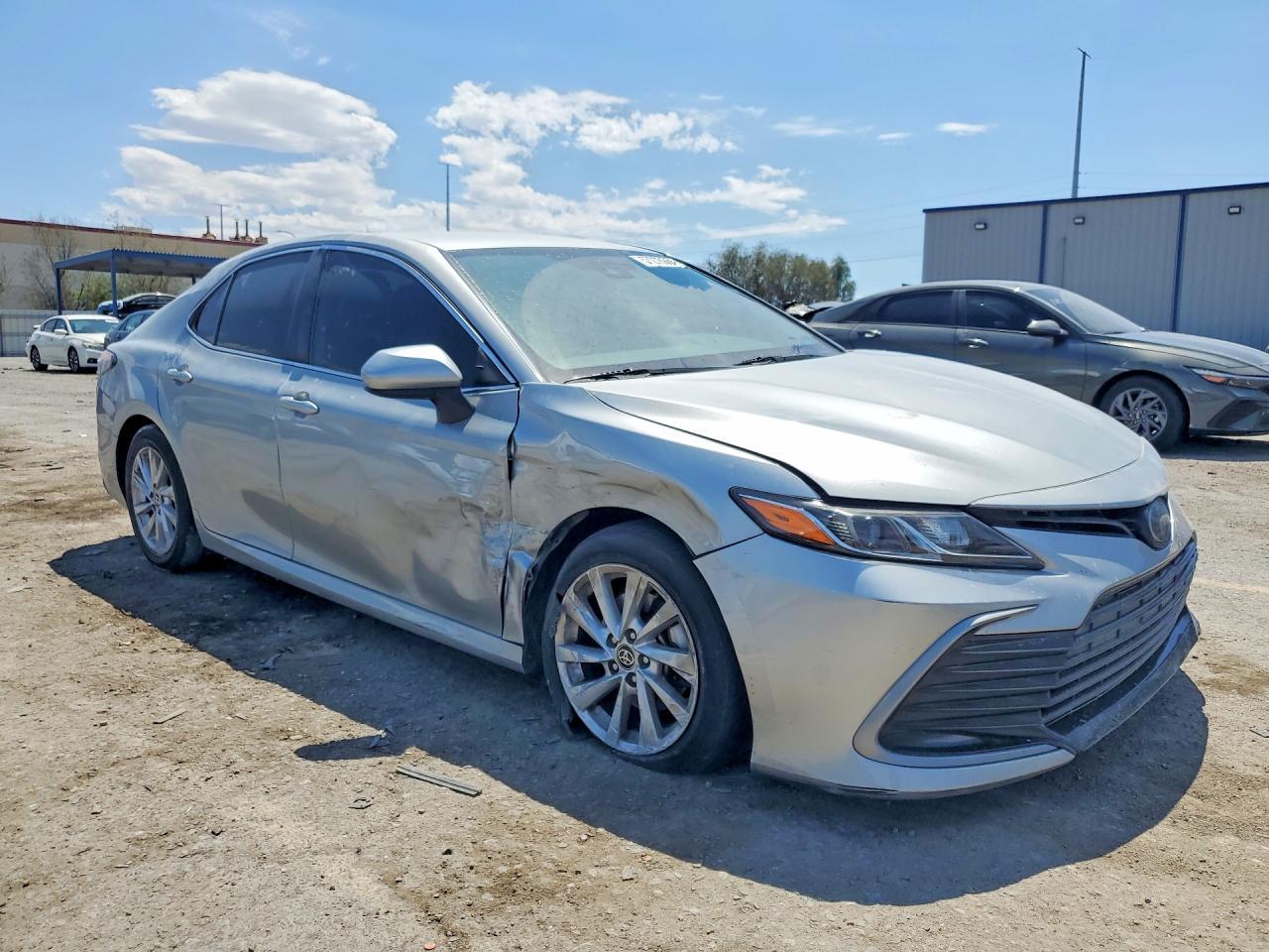 2021 Toyota Camry Le - zdjęcie 4