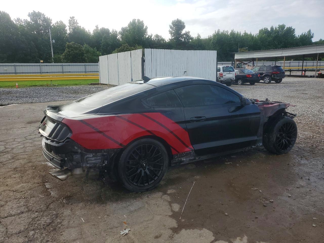Ford Mustang - zdjęcie 3