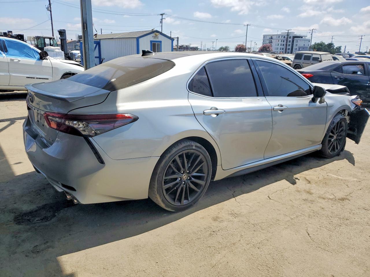 2021 Toyota Camry Xse - zdjęcie 3