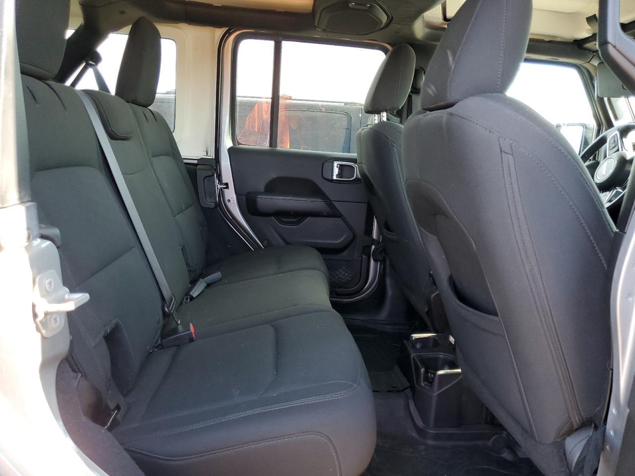 2018 Jeep Wrangler Unlimited Sahara - zdjęcie 10