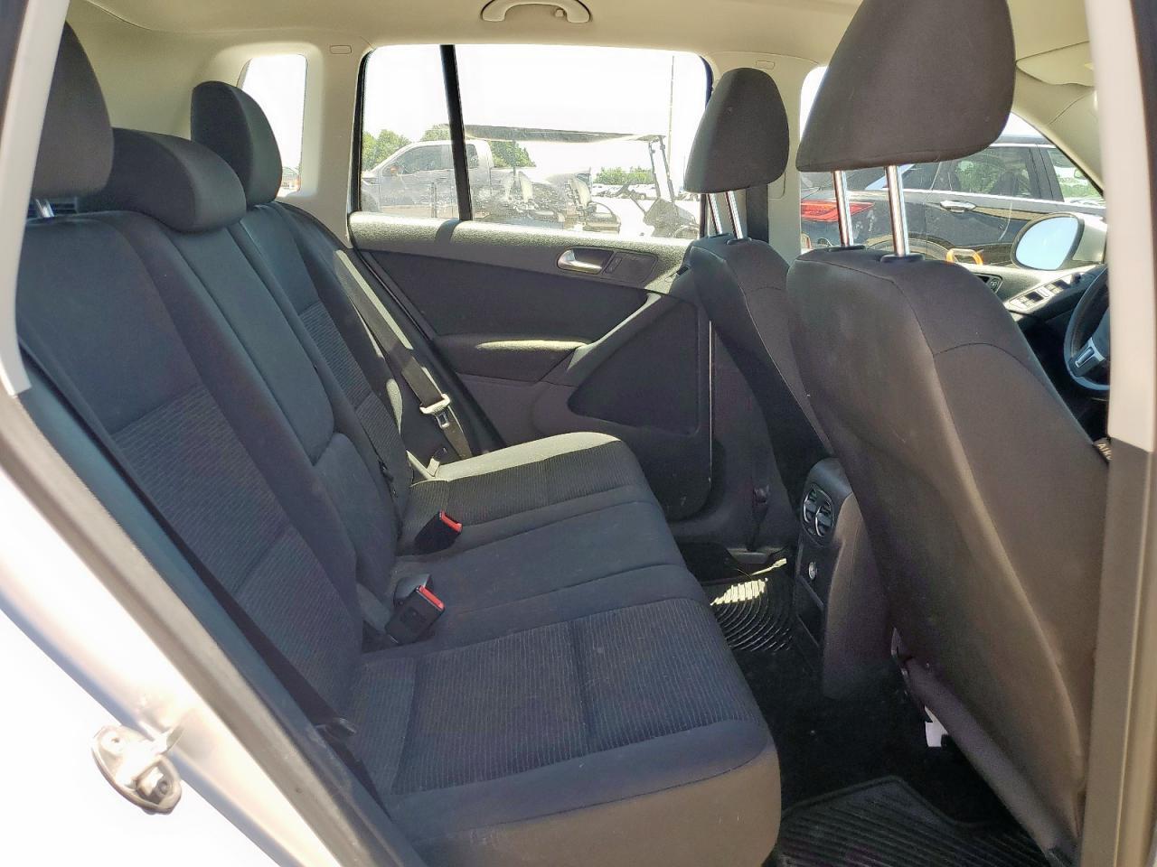 2014 Volkswagen Tiguan S - zdjęcie 11