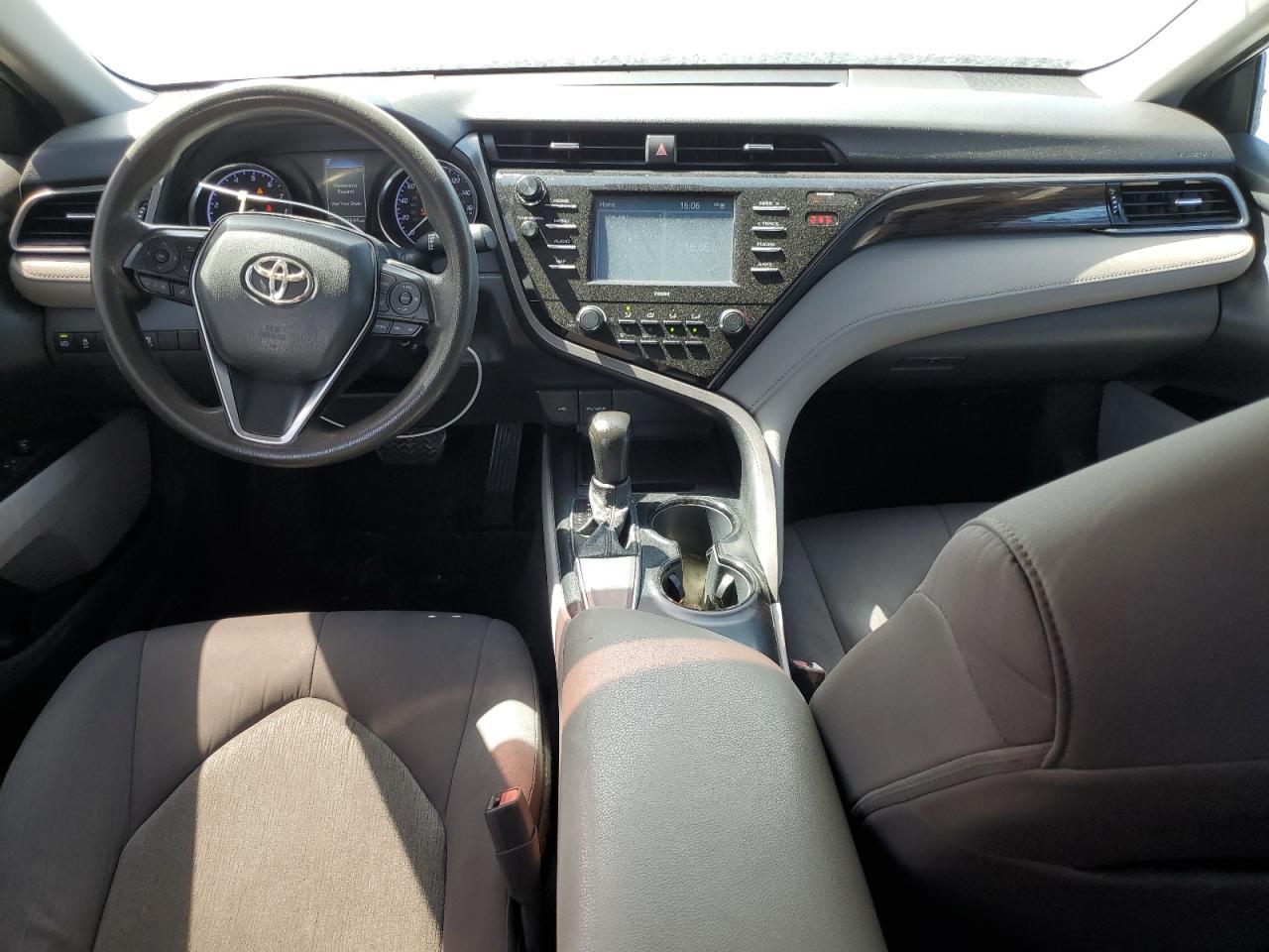 2020 Toyota Camry Le - zdjęcie 8