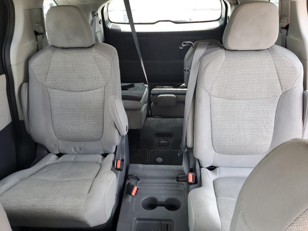 2021 Toyota Sienna Le - zdjęcie 10