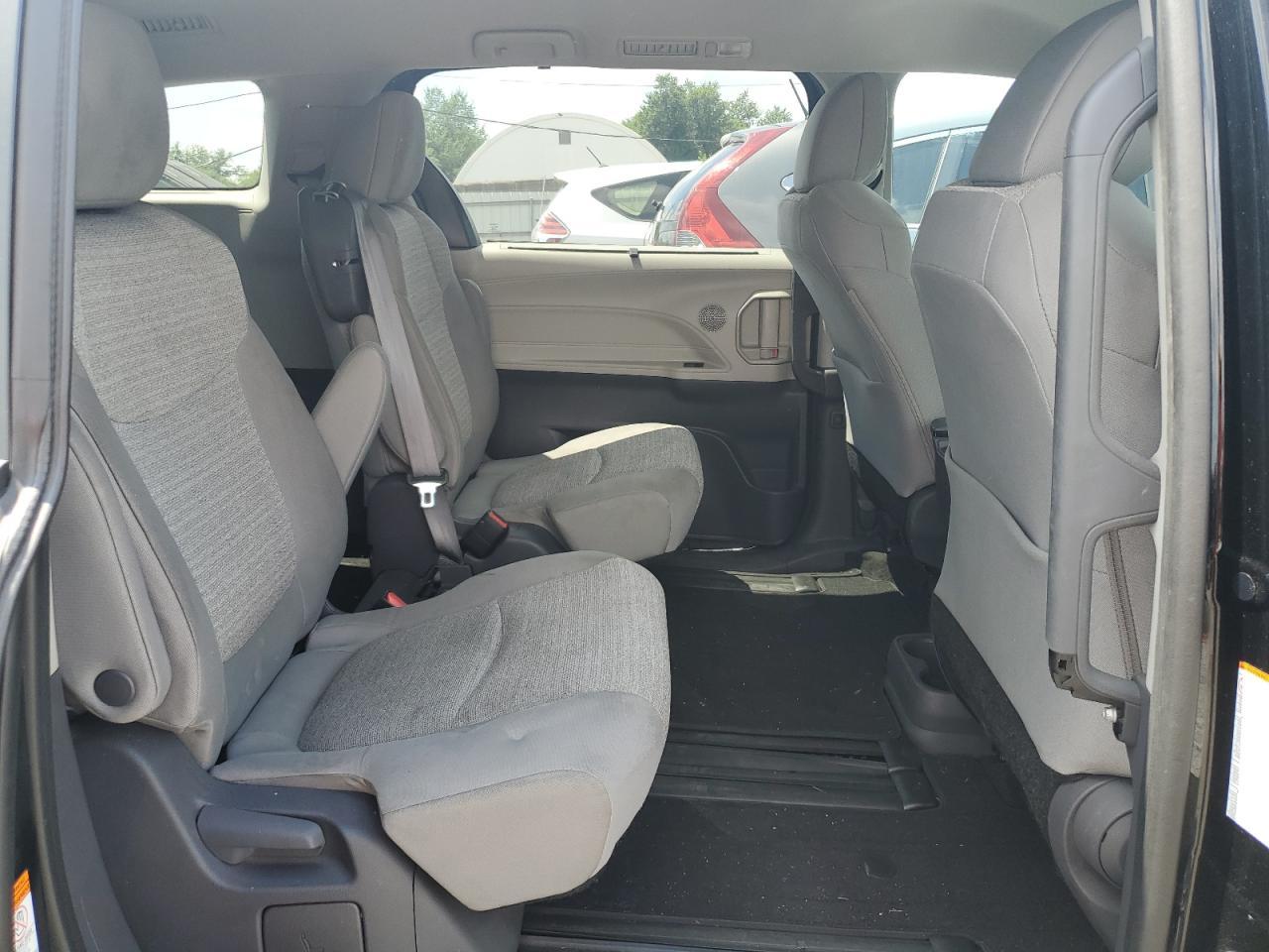 2021 Toyota Sienna Le - zdjęcie 11