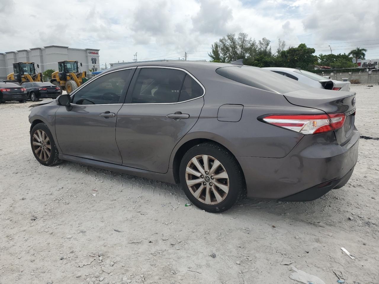 2020 Toyota Camry Le - zdjęcie 2