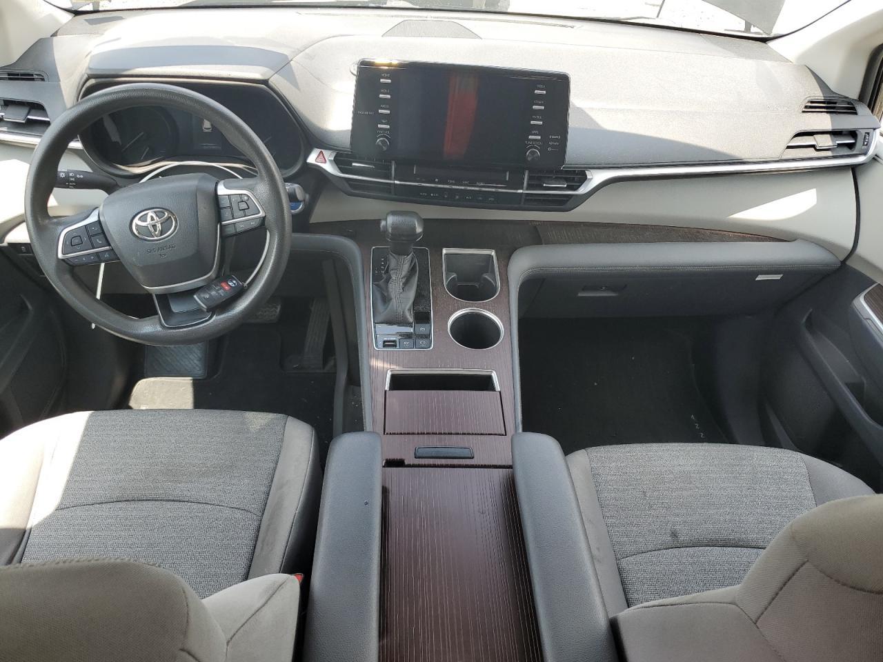 2021 Toyota Sienna Le - zdjęcie 8
