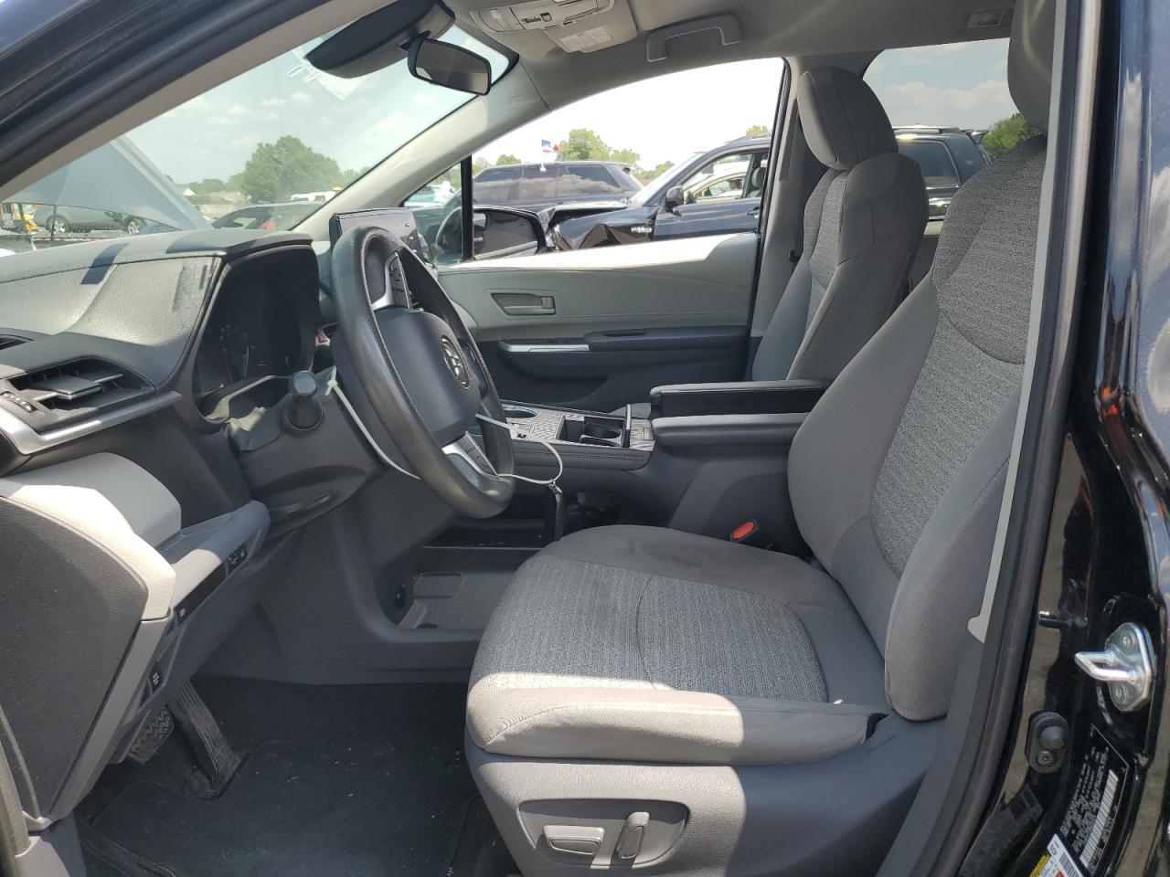 2021 Toyota Sienna Le - zdjęcie 7