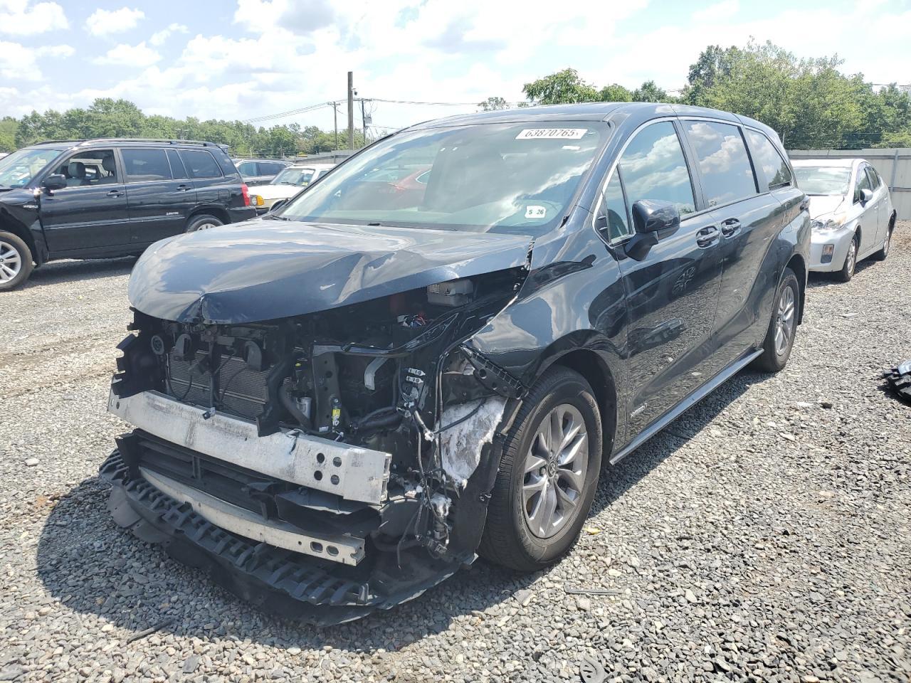 2021 Toyota Sienna Le - zdjęcie główne