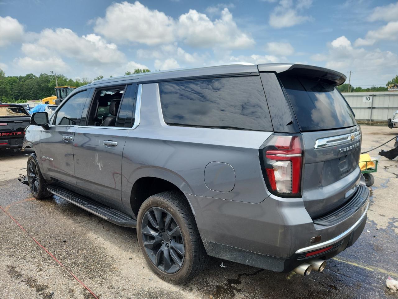 2021 Chevrolet Suburban C1500 Premier - zdjęcie 2