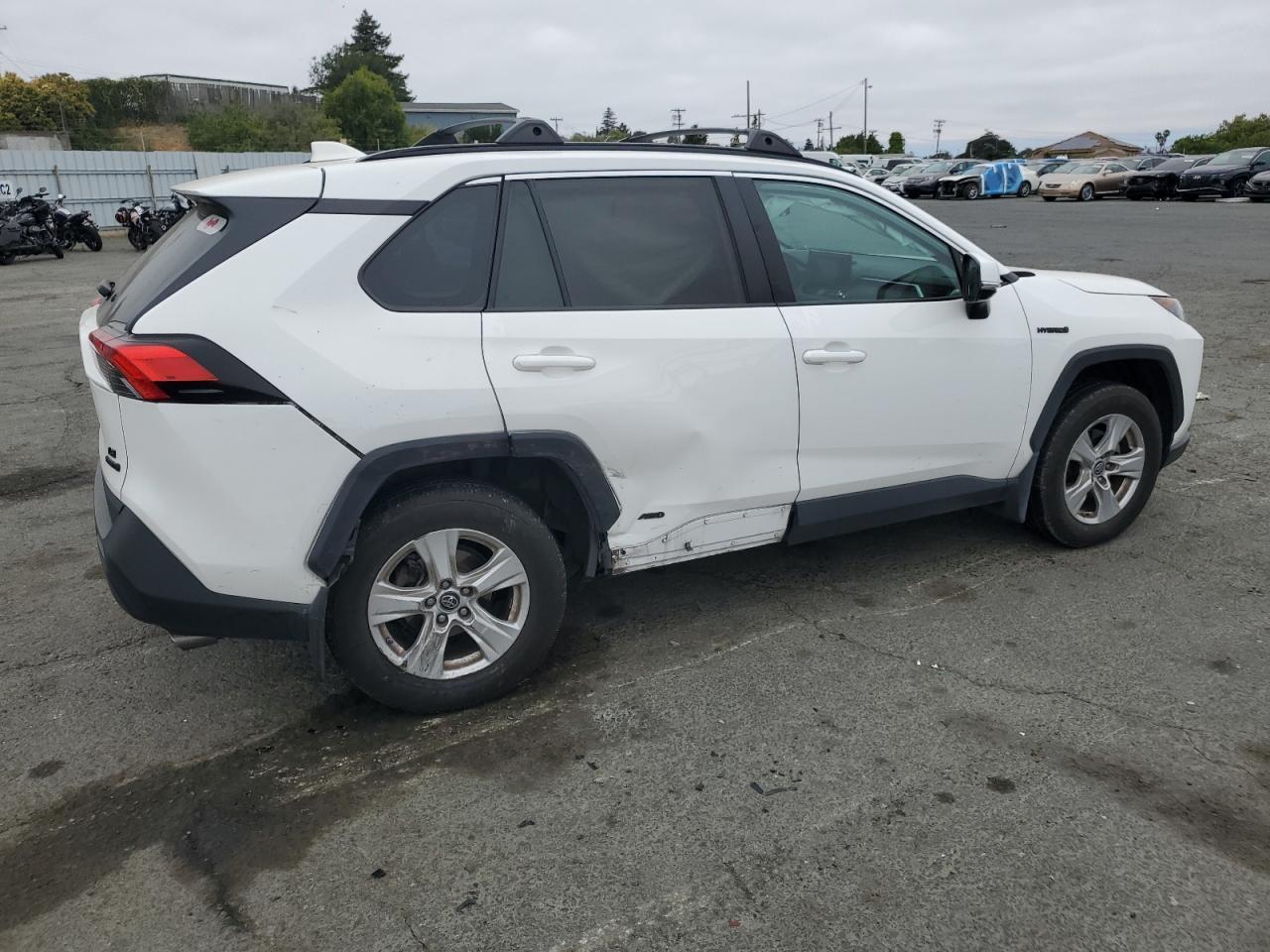 2020 Toyota Rav4 Le - zdjęcie 3