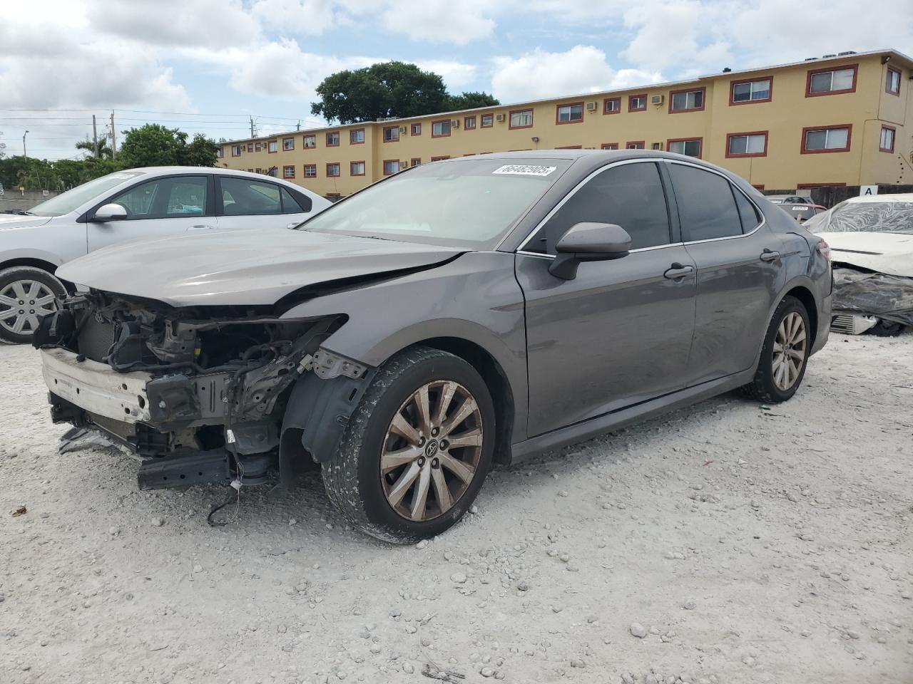 2020 Toyota Camry Le - zdjęcie główne