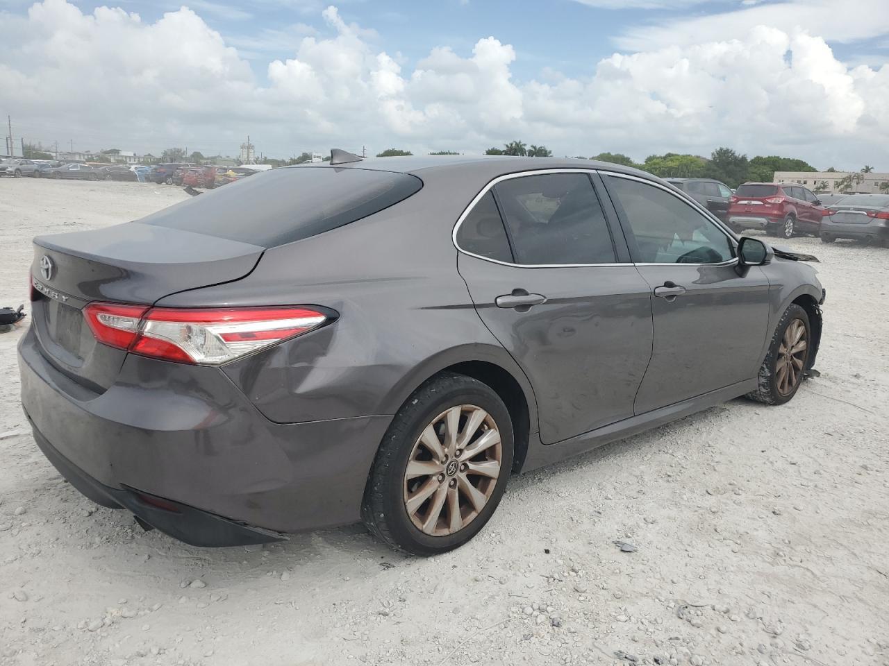 2020 Toyota Camry Le - zdjęcie 3