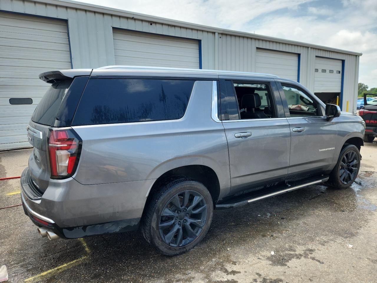 2021 Chevrolet Suburban C1500 Premier - zdjęcie 3