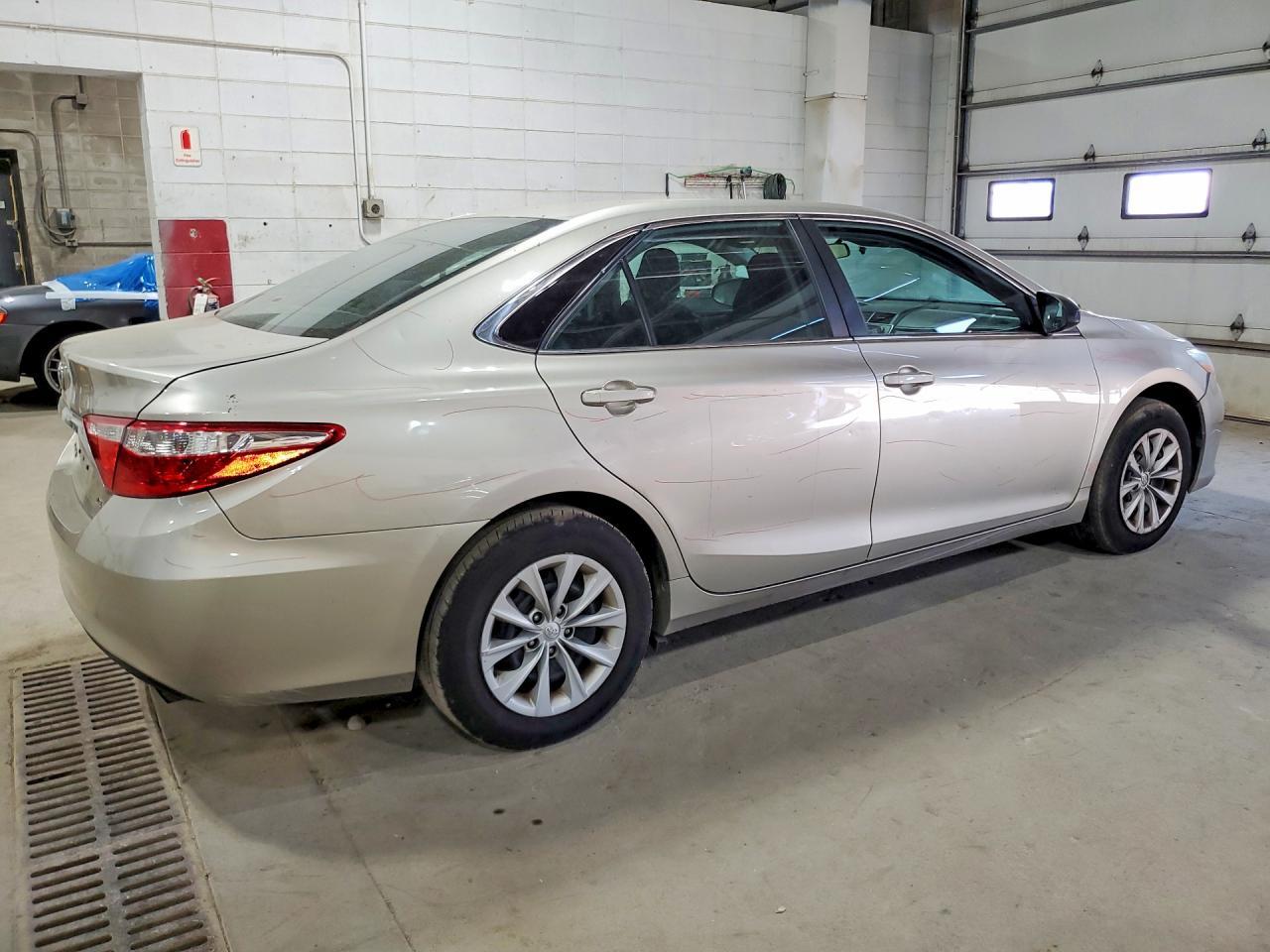 2016 Toyota Camry Le - zdjęcie 3
