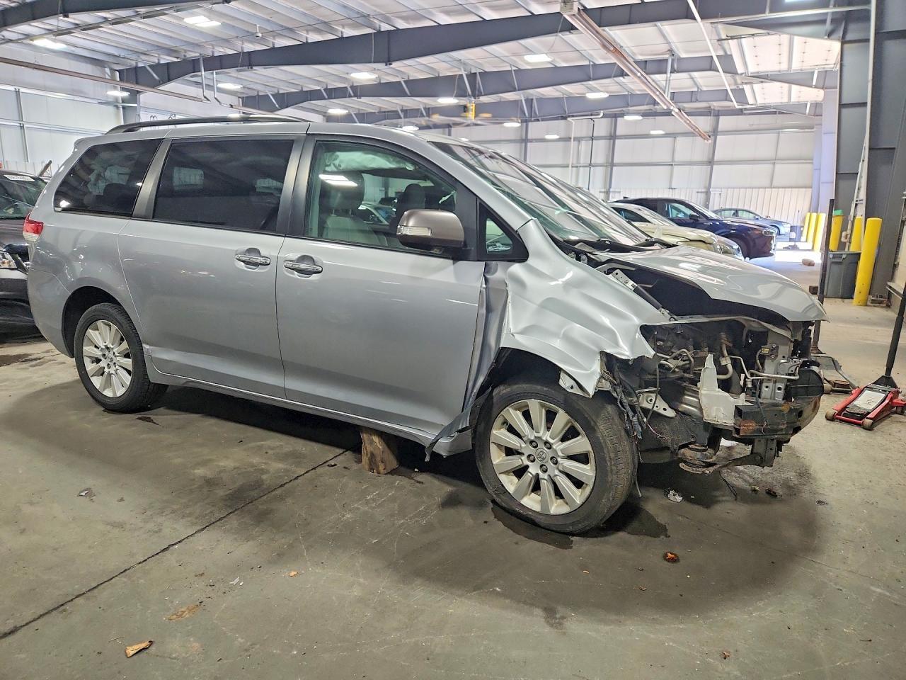 2013 Toyota Sienna Limited 7-Passenger - zdjęcie 4