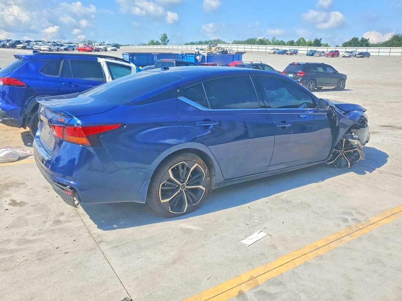 2023 Nissan Altima Sr - zdjęcie 3
