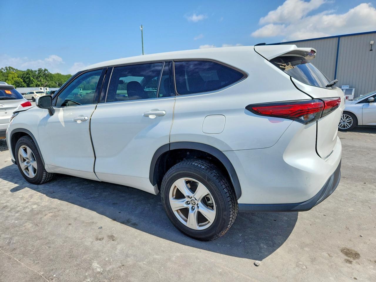 2022 Toyota Highlander Le - zdjęcie 2