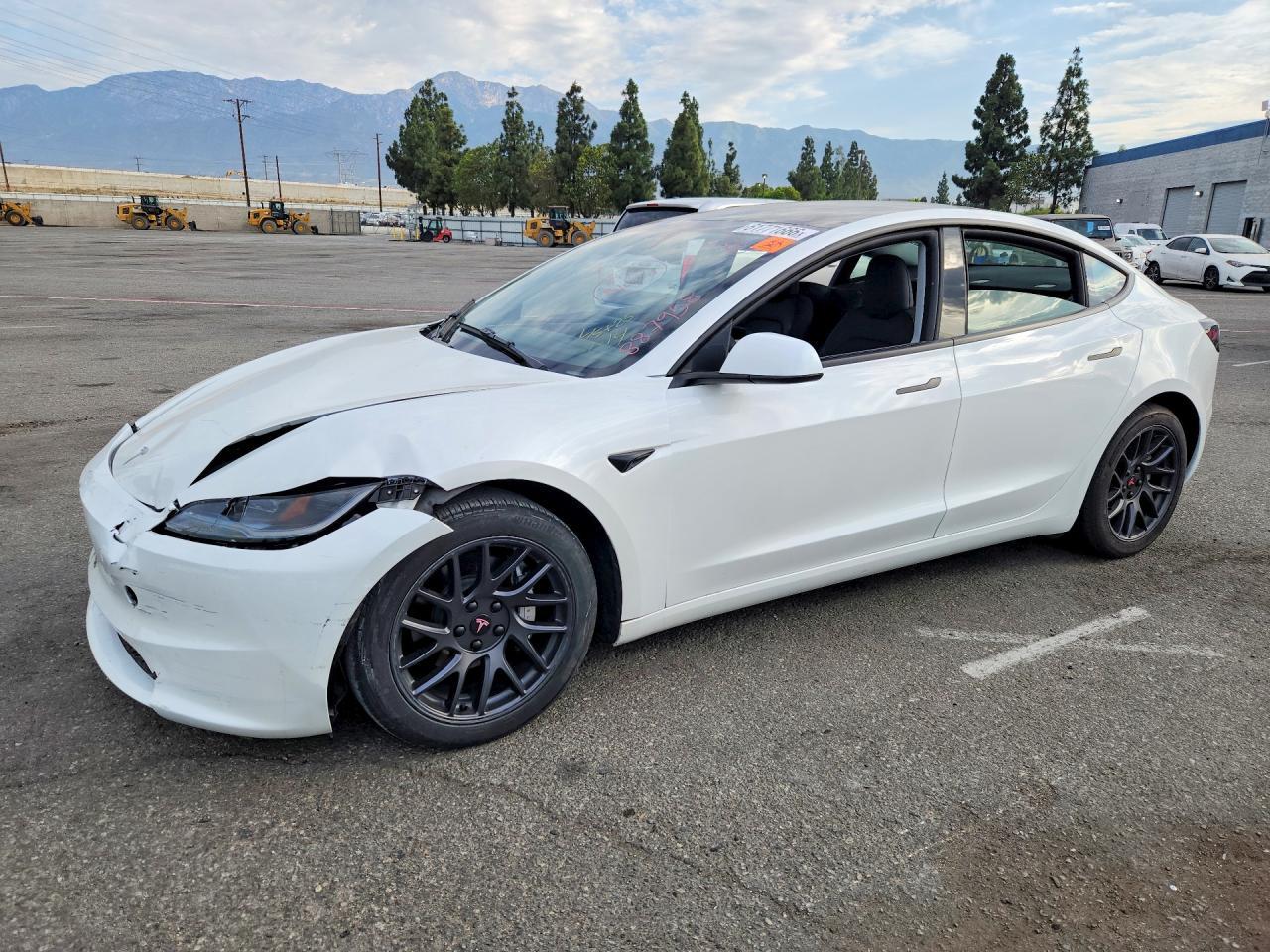 2025 Tesla Model 3 - zdjęcie główne
