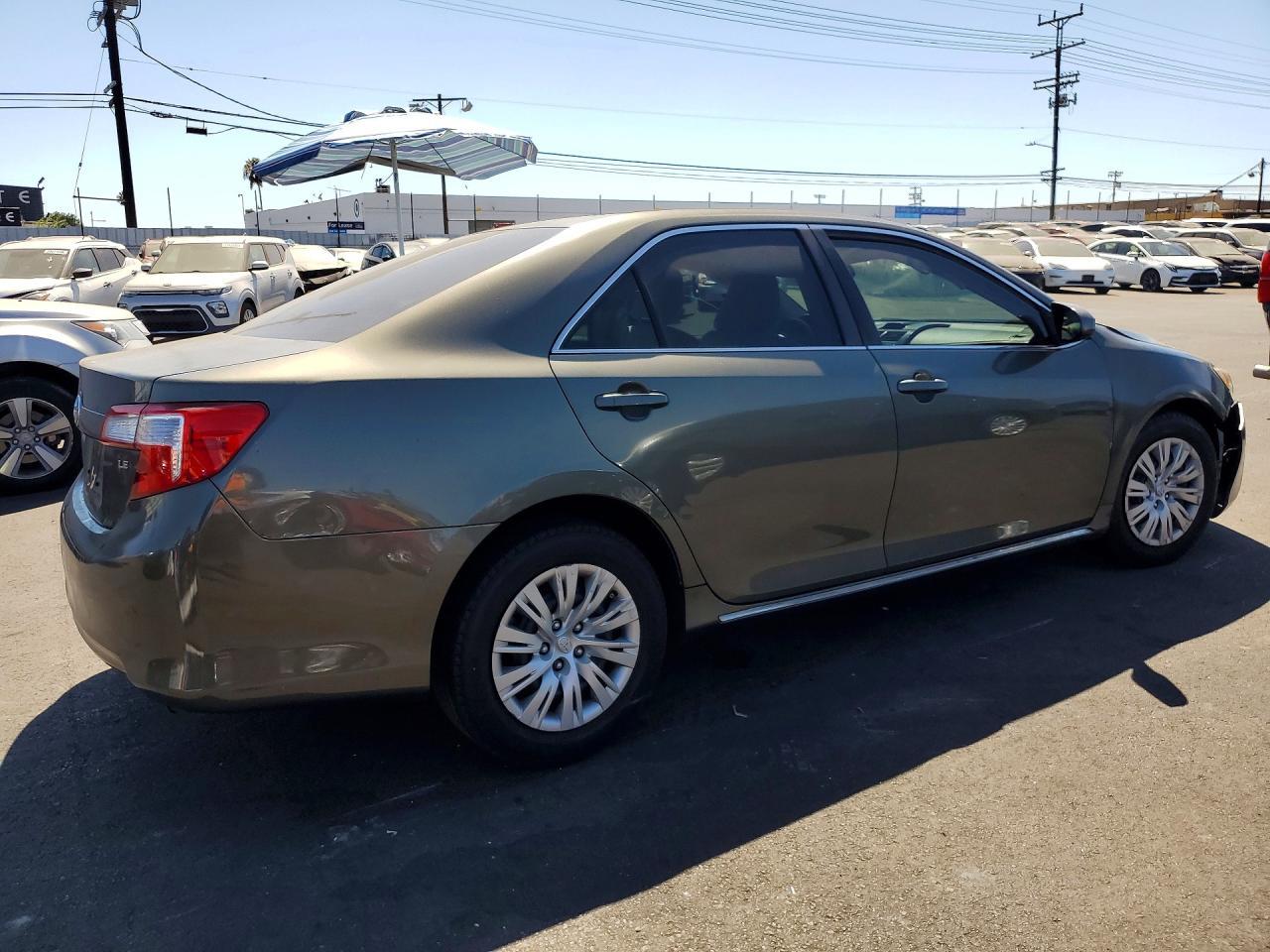 2014 Toyota Camry Le - zdjęcie 3